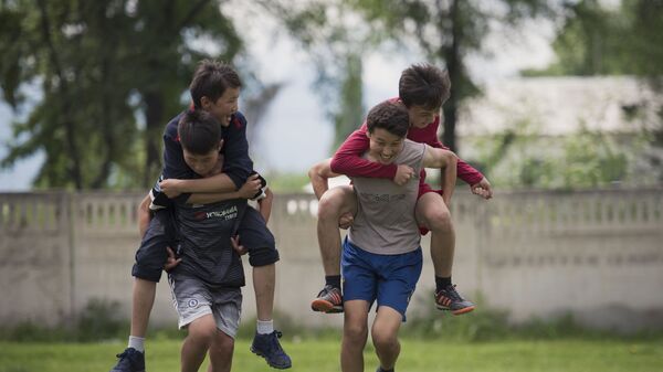 Архивное фото молодых ребят, которые играют на улице - Sputnik Кыргызстан