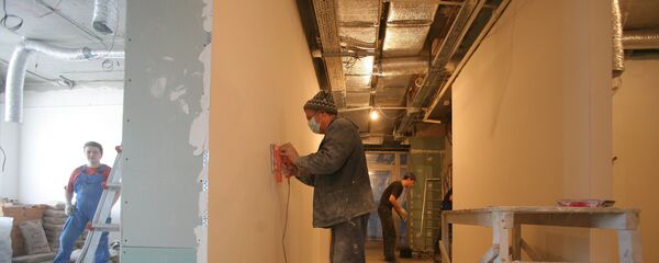 Строитель во время ремонтных работ. Архивное фото - Sputnik Кыргызстан