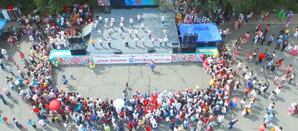 Балдар майрамында Бишкектеги эски аянт оюн-зоок менен бөбөктөрдүн күлкүсүнө бөлөндү - Sputnik Кыргызстан