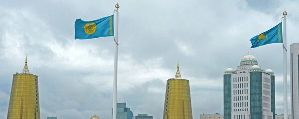 Флаг и герб Казахстана в городе Астана. Архивное фото - Sputnik Кыргызстан