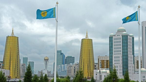 Флаг и герб Казахстана в городе Астана. Архивное фото - Sputnik Кыргызстан