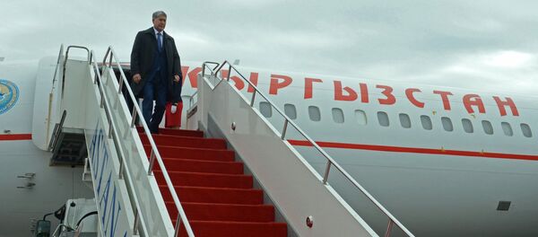 Президент Кыргызстана Алмазбек Атамбаев выходит из самолета в аэропорту. Архивное фото Президент Кыргызстана Алмазбек Атамбаев выходит из самолета в аэропорту. Архивное фото - Sputnik Кыргызстан