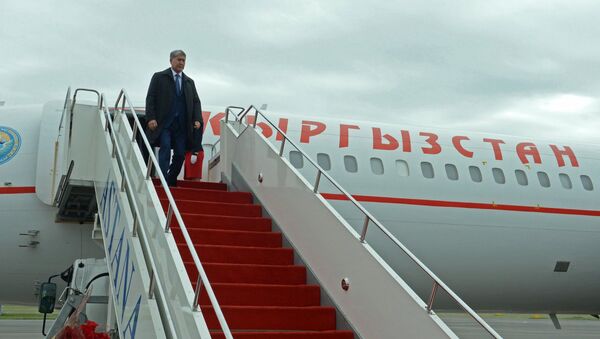 Президент Кыргызстана Алмазбек Атамбаев выходит из самолета в аэропорту. Архивное фото - Sputnik Кыргызстан