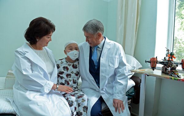 Президент Алмазбек Атамбаев навестил пациентов детского отделения онкологии и гематологии Национального центра онкологии в Бишкеке - Sputnik Кыргызстан