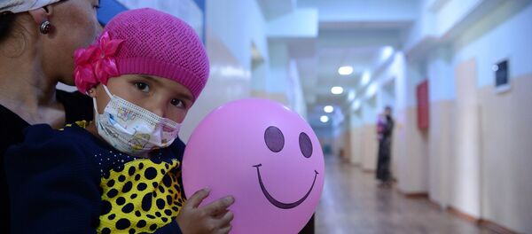 Девочка с матерью в больнице. Архивное фото - Sputnik Кыргызстан