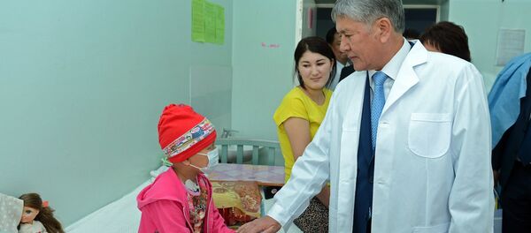 Алмазбек Атамбаев бүгүн онкология жана гематология бөлүмүндө. Архив - Sputnik Кыргызстан