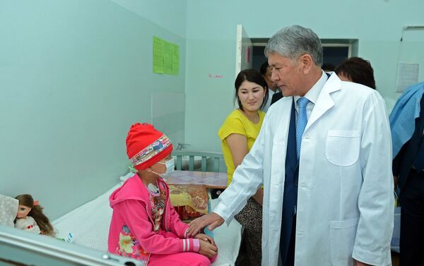 Он ознакомился с условиями, зашел в палаты, пообщался с детьми и их родителями, а также с коллективом учреждения. - Sputnik Кыргызстан