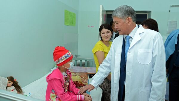 Алмазбек Атамбаев бүгүн онкология жана гематология бөлүмүндө. Архив - Sputnik Кыргызстан
