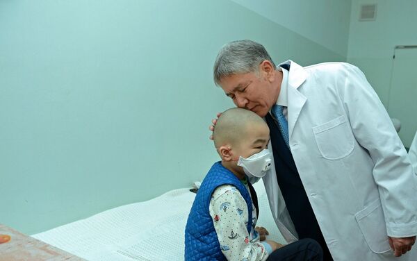 Президент пожелал детям выздоровления и поблагодарил сотрудников отделения за работу. - Sputnik Кыргызстан
