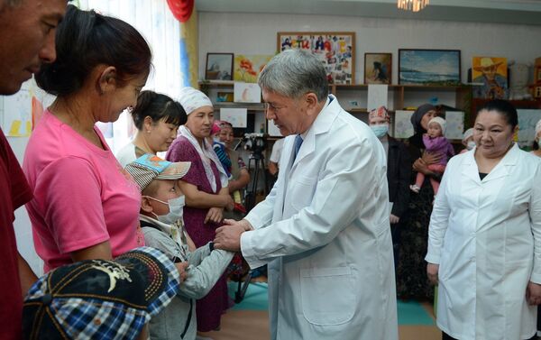 Глава государства передал 5 миллионов сомов детскому отделению онкологии и гематологии Национального центра онкологии - Sputnik Кыргызстан