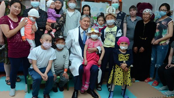 Президент Алмазбек Атамбаев навестил пациентов детского отделения онкологии и гематологии Национального центра онкологии в Бишкеке - Sputnik Кыргызстан