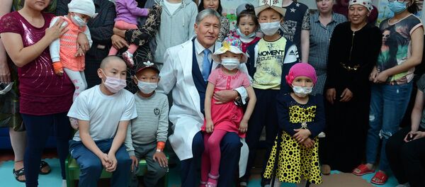 Президент Алмазбек Атамбаев Улуттук онкология борборуна барды. - Sputnik Кыргызстан