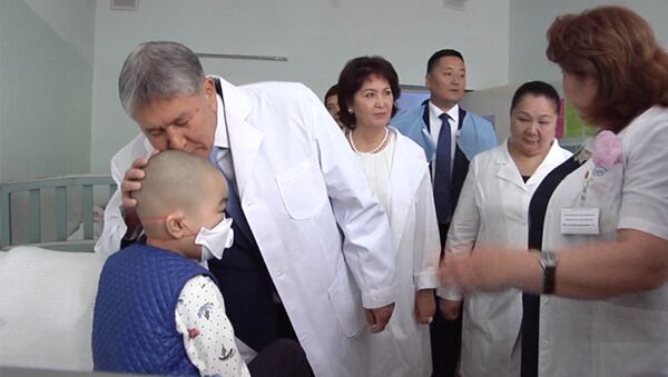 Атамбаев передал подарки онкобольным детям и сфотографировался с ними - Sputnik Кыргызстан