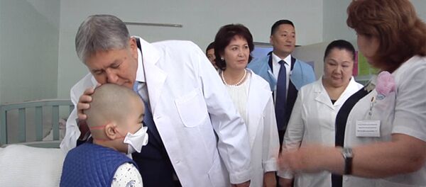 Атамбаев передал подарки онкобольным детям и сфотографировался с ними Атамбаев передал подарки онкобольным детям и сфотографировался с ними - Sputnik Кыргызстан
