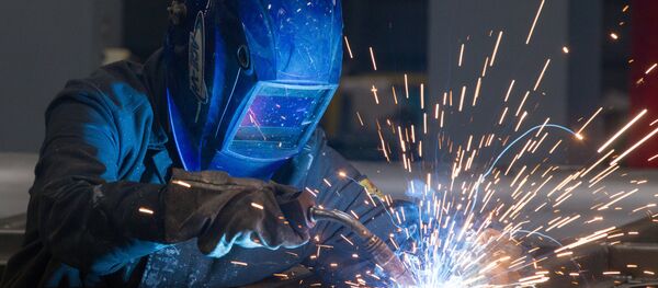 Сварщик во время работы в заводе. Архивнео фото - Sputnik Кыргызстан