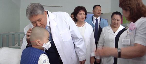 Атамбаев ракка кабылган балдарга белек берип, алар менен сүрөткө түштү Атамбаев ракка кабылган балдарга белек берип, алар менен сүрөткө түштү - Sputnik Кыргызстан