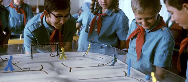 Дети играют в настольный хоккей - Sputnik Кыргызстан