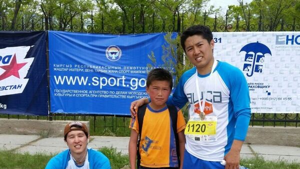 Школьник Бекжан Кармышаков случайно пробежавший полумарафон на Иссык-Куле - Sputnik Кыргызстан