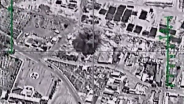 Кадры уничтожения российскими Су-34 нефтяных объектов ИГ в Сирии - Sputnik Кыргызстан