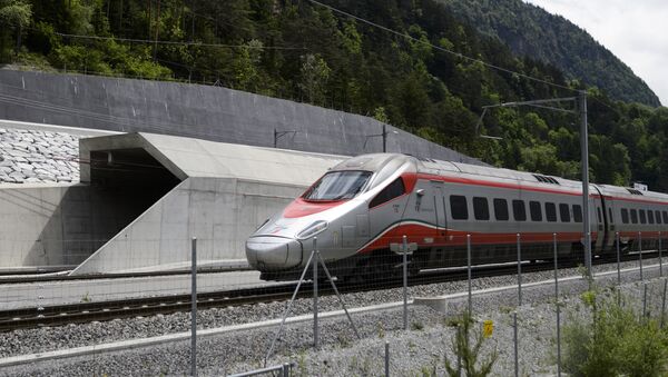Поезд едет рядом с Готардским тоннелем в Швейцарии. Архивное фото - Sputnik Кыргызстан