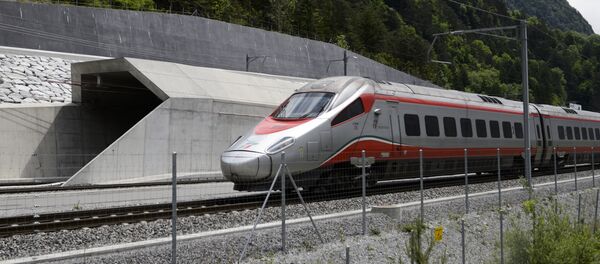 Поезд едет рядом с Готардским тоннелем в Швейцарии. Архивное фото - Sputnik Кыргызстан