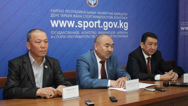 Директор Государственного агентства физической культуры и спорта КР Шейшенкул Бакиров (в центре). Архивное фото - Sputnik Кыргызстан