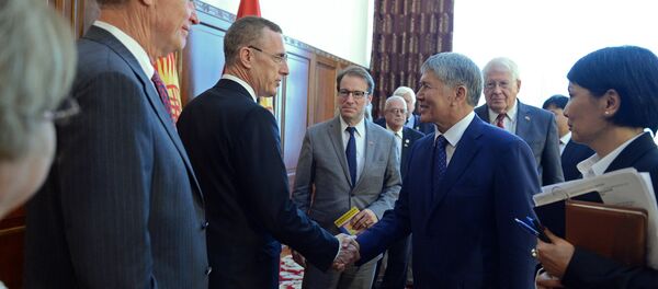 Президент Алмазбек Атамбаев во время встречи с делегацией конгресса Соединенных Штатов Америки - Sputnik Кыргызстан