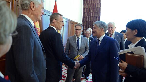 Президент Алмазбек Атамбаев во время встречи с делегацией конгресса Соединенных Штатов Америки - Sputnik Кыргызстан