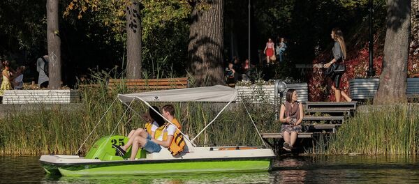 Посетители отдыхают у речки. Архивное фото - Sputnik Кыргызстан