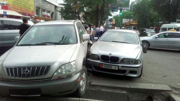 ДТП автомашин марок BMW и Range Rover на проспекте Чуй в Бишкеке - Sputnik Кыргызстан
