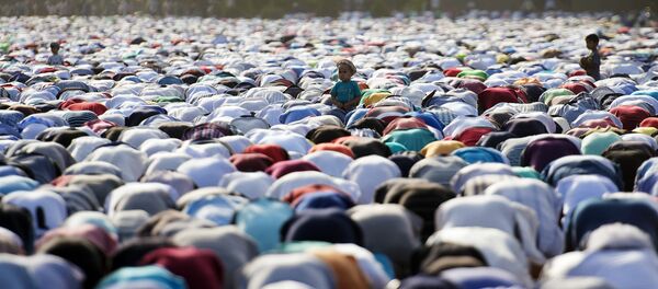 Айт намазындагы мусулмандар. Архив - Sputnik Кыргызстан