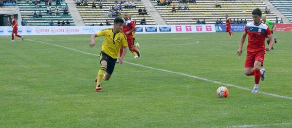 Кыргызстандын курама командасы өлкөнүн чемпиону Оштун Алай командасы менен ойноодо - Sputnik Кыргызстан