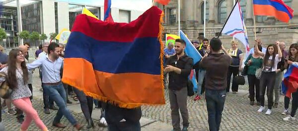 Признание Бундестагом геноцида армян: кадры голосования и реакция берлинцев Признание Бундестагом геноцида армян: кадры голосования и реакция берлинцев - Sputnik Кыргызстан