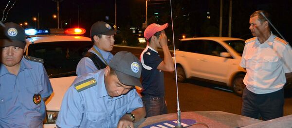 Задержание студента, занимавшегося регулировкой движения на пересечении улиц Сухэ Батора и Аалы Токомбаева в столице Задержание студента, занимавшегося регулировкой движения на пересечении улиц Сухэ Батора и Аалы Токомбаева в столице - Sputnik Кыргызстан