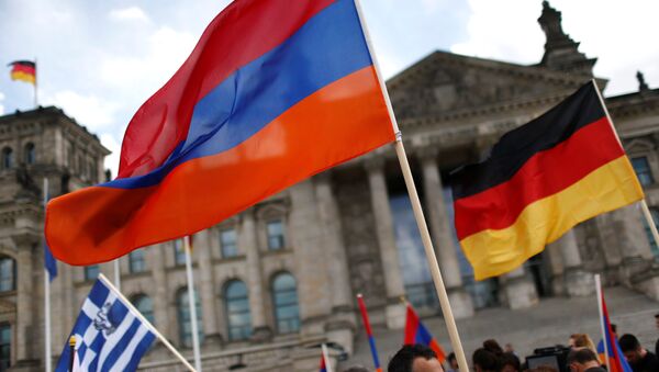 Флаги Армении и Германии перед зданием Рейхстага в котором находится парламент Бундестага Германии. Архивное фото - Sputnik Кыргызстан