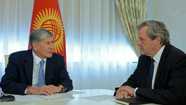 Президент Алмазбек Атамбаев встретился с Генеральным секретарем Европейской службы внешней деятельности Аленом Ле Руа. - Sputnik Кыргызстан