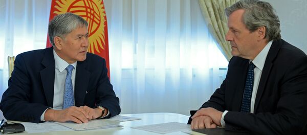 Президент Алмазбек Атамбаев встретился с Генеральным секретарем Европейской службы внешней деятельности Аленом Ле Руа. - Sputnik Кыргызстан