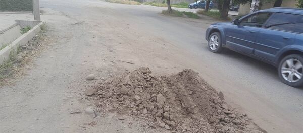 Пыль на улице Ташкентская от глины, засыпанной на месте проведения ремонтных работ на теплотрассе - Sputnik Кыргызстан