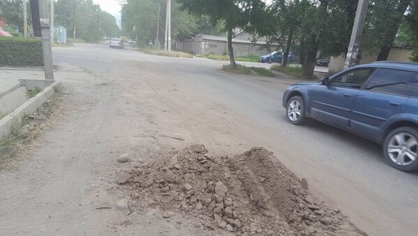 Пыль на улице Ташкентская от глины, засыпанной на месте проведения ремонтных работ на теплотрассе - Sputnik Кыргызстан