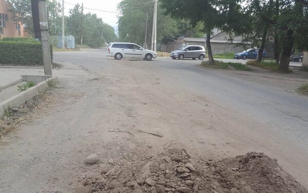 Жители улицы Ташкентской жалуются на пыль от глины, засыпанной на месте проведения ремонтных работ на теплотрассе - Sputnik Кыргызстан