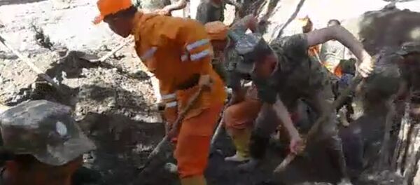 Бойцы МЧС рыли землю в поисках 3-летнего ребенка, унесенного селем - Sputnik Кыргызстан