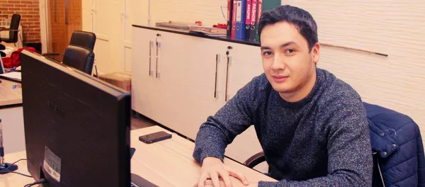 Преодолевший ДЦП 26-летний Рустам Галеев на рабочем месте. Архивное фото - Sputnik Кыргызстан