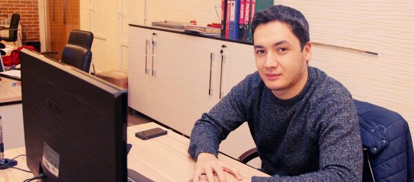 Преодолевший ДЦП 26-летний Рустам Галеев на рабочем месте. Архивное фото - Sputnik Кыргызстан