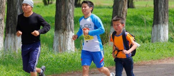 Школьник Бекжан Кармышаков случайно пробежавший полумарафон на Иссык-Куле Школьник Бекжан Кармышаков случайно пробежавший полумарафон на Иссык-Куле - Sputnik Кыргызстан