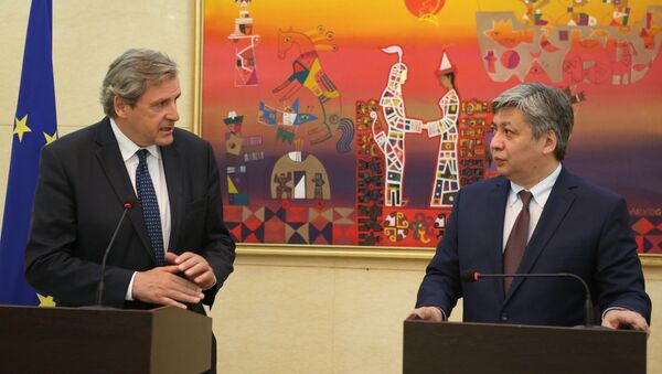 Министр иностранных дел КР Эрлан Абдылдаев с генеральным секретарем Европейской службы внешней деятельности Ален Ле Руа. - Sputnik Кыргызстан