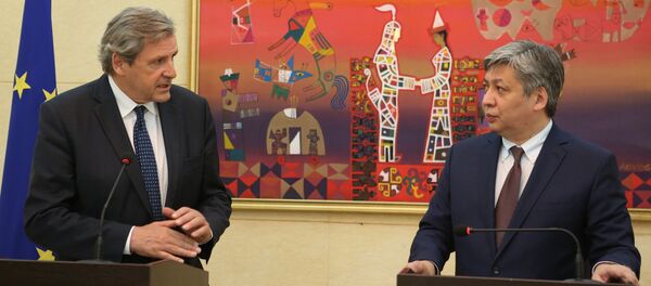 Министр иностранных дел КР Эрлан Абдылдаев с генеральным секретарем Европейской службы внешней деятельности Ален Ле Руа. - Sputnik Кыргызстан