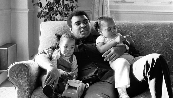 Мухаммед Али с дочерьми Лайлой и Ханной 19 декабря 1978 года. Архивное фото - Sputnik Кыргызстан
