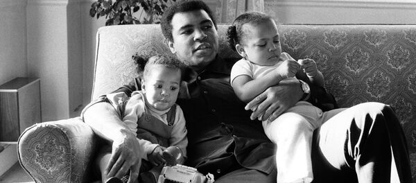 Мухаммед Али с дочерьми Лайлой и Ханной 19 декабря 1978 года. Архивное фото Мухаммед Али с дочерьми Лайлой и Ханной 19 декабря 1978 года. Архивное фото - Sputnik Кыргызстан