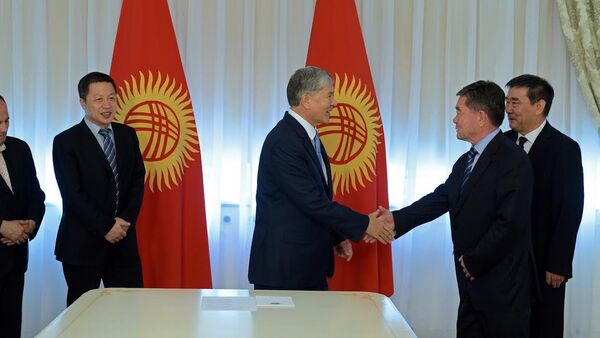 Встреча президента Кыргызстана Алмазбека Атамбаева с губернатором Кызыл-Суу Кыргызской автономной области КНР Пархатом Турду - Sputnik Кыргызстан