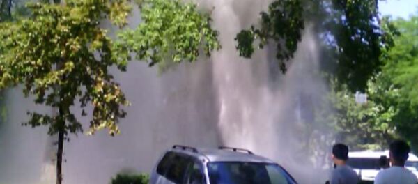 Жарылган ысык суу куурунан чыккан суу беш метрге жетип, 20 мүнөттөй ат - Sputnik Кыргызстан